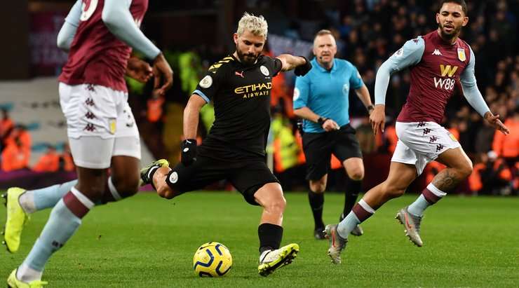 Một tuyệt phẩm ngay ngoài vòng cấm! Sergio Aguero (Manchester City) tung một cú sút căng như kẻ chỉ làm tung nóc lưới khung thành đối phương.