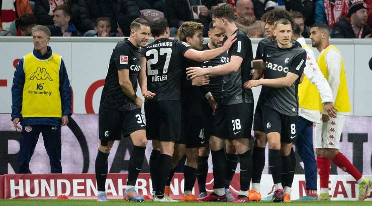 Vào! Một sai lầm từ hàng phòng ngự đã biếu không một cơ hội cho Ritsu Doan (Freiburg). Cầu thủ này đã rất bình tĩnh và dễ dàng đệm bóng vào lưới từ cự li gần. 0:1.