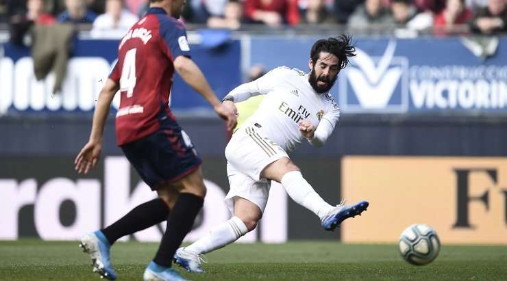Một bàn thắng ngoạn mục! Isco (Real Madrid) bứt tốc như một mũi lao vào vòng cấm để đón quả tạt và sút bóng vào phía trong cột dọc bên phải, để mặc thủ môn đứng chôn chân sững sờ!