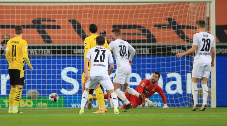 Vào! Nico Elvedi (B. Monchengladbach) đã có mặt đúng lúc đúng chỗ để chộp lấy bóng bật ra trong vòng cấm, và anh ấy sút bóng thành bàn. Tỉ số là 2:2.