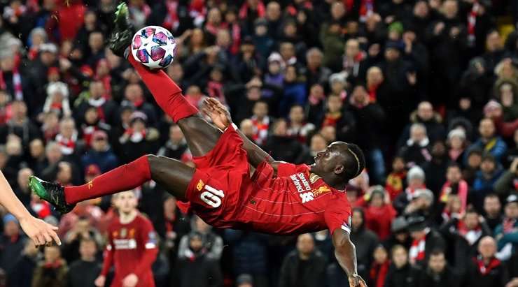 Sadio Mane (Liverpool) nhận bóng ở một vị trí rất đẹp bên trong vòng cấm nhưng cú sút của anh đã đi vọt xà ngang trong gang tấc.