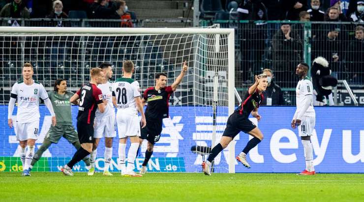 Nico Schlotterbeck (Freiburg) đang ăn mừng một bàn thắng đẹp mắt! Cầu thủ này chiến thắng trong pha không chiến và đánh đầu quả đá phạt vào góc trái cầu môn. 0:6!