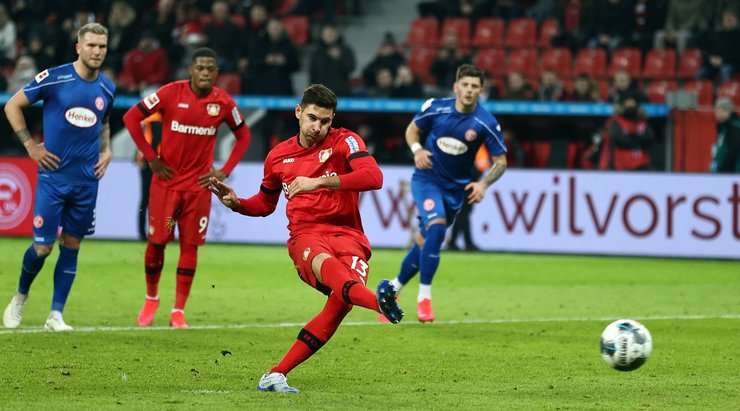 Vào! Lucas Alario (Bayer Leverkusen) tinh quái dừng lại một nhịp trước khi sút, chờ cho thủ môn Florian Kastenmeier đổ người trước khi bình tĩnh đưa bóng vào góc thấp bên phải.