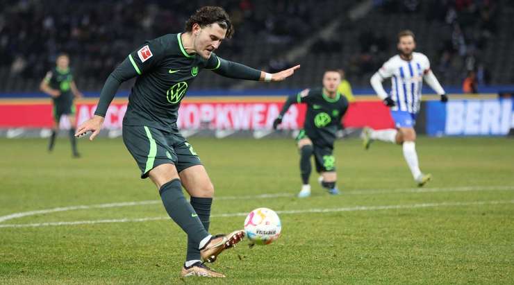 VÀO! Jonas Wind (Wolfsburg) nhận một đường chuyền và từ trong vòng cấm anh ấy lốp bóng qua Oliver Christensen, người đã ra khỏi vạch vôi. Một pha dứt điểm tuyệt vời! 0:3.