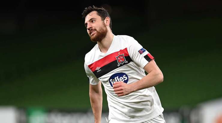 Vào! Sau khi nhận một đường chuyền tốt, Jordan Flores (Dundalk) tung một cú sút đi thẳng vào sát mé trong cột dọc bên trái. Một tình huống phối hợp đồng đội tuyệt vời!