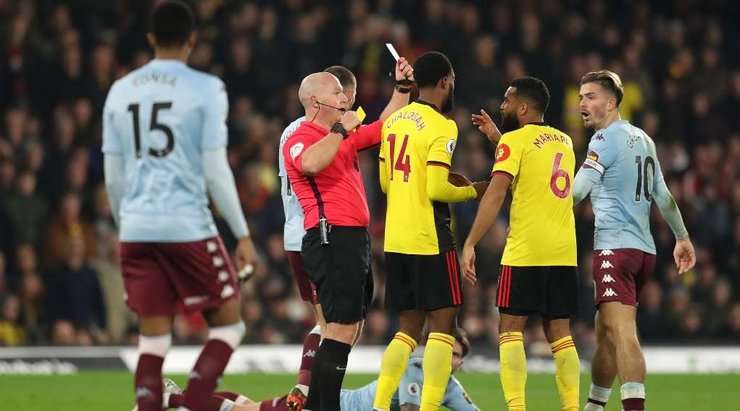 Simon Hooper thổi còi và Adrian Mariappa (Watford) bị rút thẻ vàng thứ hai vì pha phạm lỗi của mình. Huấn luyện viên sẽ không khen ngợi anh ấy và các đồng đội cũng vậy. Rời sân, anh ấy có nhiều thời gian để suy nghĩ về nó.