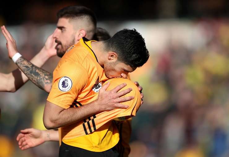 Raul Jimenez (Wolves) chộp lấy cơ hội bóng bật ra trong vòng cấm sau cú sút của Diogo Jota và đưa bóng vào lưới. Tỉ số là 3:0.