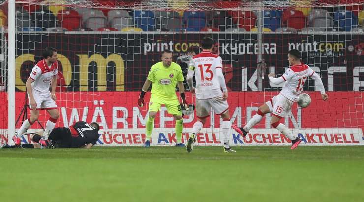 Erik Thommy (Dusseldorf) đánh bại đồng đội của mình trong khung gỗ và ghi một bàn phản lưới nhà cực kỳ đen đủi!