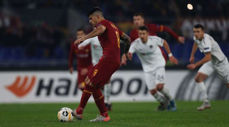 Vào! Diego Perotti (AS Roma) giành chiến thắng trên chấm phạt đền bằng một cú sút không thể cản phá, vượt qua tầm với của thủ môn Alexander Kofler vào góc thấp bên trái.