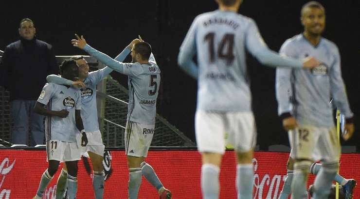 Vào! Pione Sisto (Celta Vigo) đón một đường chuyền trong vòng cấm và dứt điểm với một cú sút chìm đập cột dọc bên phải vào lưới. Một pha dứt điểm tuyệt vời!