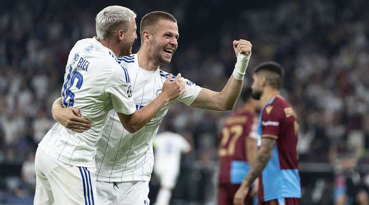 Lukas Lerager (FC Copenhagen) nhận bóng ở một vị trí sâu bên trong vòng cấm từ tình huống bóng bật ra sau quả phạt góc. Anh đã đánh bại thủ môn với một cú sút sắc bén! Các cổ động viên đang ăn mừng!
