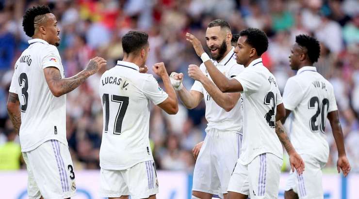 GOAL! Karim Benzema (Real Madrid) đá phạt đền thành công với một cú sút chìm về phía góc phải khung thành.