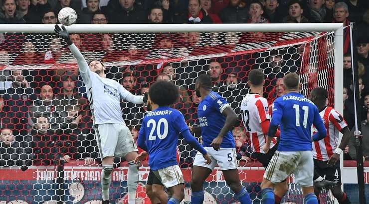 Luka Racic (Brentford) nhận bóng ở một vị trí rất thoáng sau quả phạt góc và thử vận may với một cú sút từ rìa vòng cấm. Pha dứt điểm của anh ấy đi vào phía dưới xà ngang, nhưng thủ môn đã cảnh giác và cản phá thành công. Bóng đi ra ngoài sân và Brentford giành được một quả phạt góc.