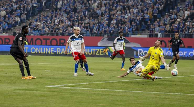 Silas (VfB Stuttgart) nhận một đường chuyền của đồng đội vào trong vòng cấm và ghi bàn bằng một cú sút chìm hoàn hảo vào mép trong cột dọc bên trái.