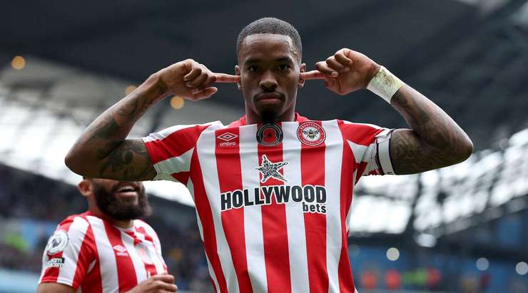Vào! Ben Mee tìm đến Ivan Toney (Brentford) với một đường chuyền bằng đầu và người thứ hai đánh đầu qua thủ môn để thay đổi tỉ số thành 0:1.
