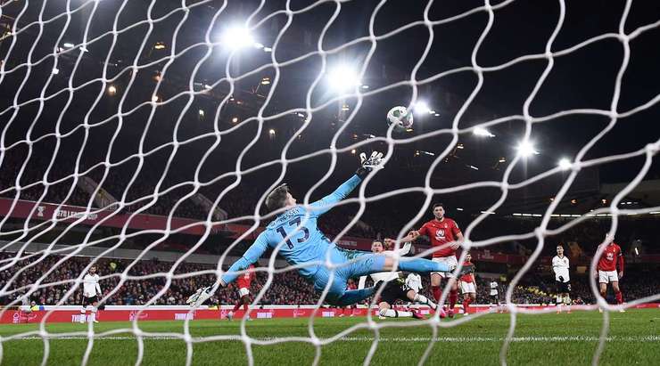 Vào! Wout Weghorst (Manchester United) đã có mặt đúng lúc đúng chỗ để lấy bóng bật ra trong vòng cấm, và anh ấy sút bóng vào nóc lưới. Tỉ số là 0:2.