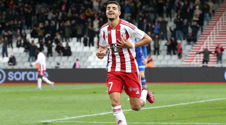 Vào! Romain Hamouma kiến tạo cho Mounaim El Idrissy (AC Ajaccio) người đệm bóng vào lưới trống. Anh ấy thay đổi tỉ số thành 2:1.