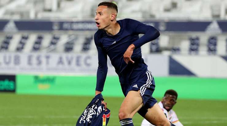 Mehdi Zerkane (Bordeaux) thoát xuống sau đường chuyền từ Sekou Mara, anh lao vào vòng cấm và tung cú sút như búa bổ về phía góc cao khung thành trong tư thế đối mặt với thủ môn.