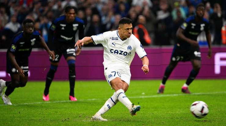 VÀO! Đó là một cú sút phạt đền tuyệt vời của Alexis Sanchez (Marseille) về phía góc thấp bên trái khung thành, không có một chút cơ hội nào cho thủ môn Matz Sels để cản phá!