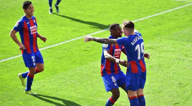 Pape Diop (Eibar) bật cao hơn các hậu vệ đối phương trong vòng 5m50 để đón quả phạt góc và ghi bàn với một cú đánh đầu rất tốt vào góc cao bên phải. Thủ môn đã không kịp phản ứng trong tình huống vừa rồi. Tỉ số bây giờ là 1:1.