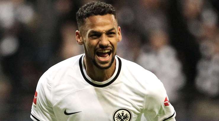 Djibril Sow (Eintracht Frankfurt) được kiến tạo một cơ hội tuyệt vời bên trong vòng cấm và anh đã xuyên thủng mành lưới đối phương với một cú sút chìm vào ngay giữa khung thành.