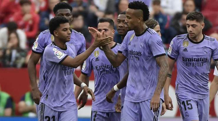 Rodrygo (Real Madrid) trình diễn khả năng đá phạt xuất sắc của mình, từ một cự ly mà anh đã quá quen thuộc. Đó là một cú sút hoàn hảo, đưa bóng vào sát mé trong cột dọc bên phải.