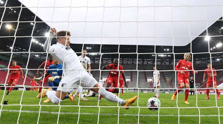 Dayot Upamecano (RB Leipzig) là người đầu tiên có mặt khi quả bóng bật ra ngay trong vòng cấm và tung một cú sút chìm rất nhanh vào giữa khung thành. Tuy nhiên, một hậu vệ đã phá bóng ra ngay trên vạch vôi để cứu thua thay cho thủ môn.