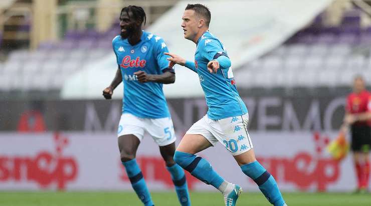 Lorenzo Venuti (Fiorentina) có một pha đốt đền rất thiếu may mắn! Anh ấy làm đổi hướng một cú sút về lưới nhà!