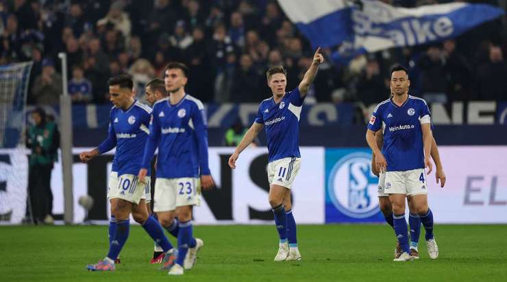VÀO! Marius Bulter (Schalke) kết thúc một đợt lên bóng tuyệt vời bằng một bàn thắng giật gót điệu nghệ. Bàn thắng được kiến tạo bởi Rodrigo Zalazar Martinez với một đường chuyền xuất sắc. 2:0.