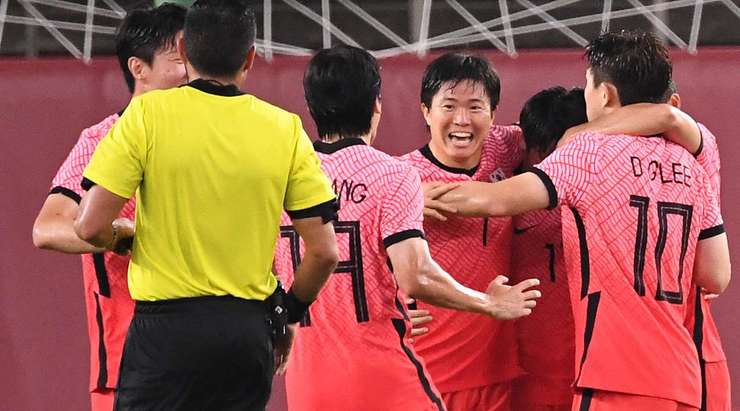 Vào! Dong-Jun Lee chuyền bóng đến chân Won-Sang Um (Hàn Quốc) và cầu thủ này tung một cú sút từ rìa vòng cấm. Bóng bị một cầu thủ khác làm đổi hướng, khiến thủ môn Mihai Aioani không kịp trở tay. Tỉ số là 0:2.