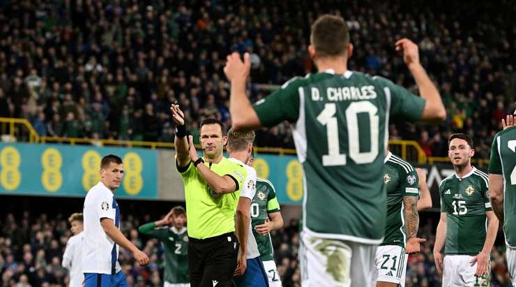 Màn ăn mừng của các cầu thủ Bắc Ireland bị dội một gáo nước lạnh vì trọng tài đã ra hiệu KHÔNG CÔNG NHẬN BÀN THẮNG. Hệ thống băng ghi hình VAR chỉ ra rằng đã có lỗi để bóng chạm tay trước đó!