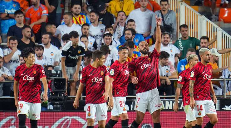 Vào! Vedat Muriqi (Mallorca) giành chiến thắng trên chấm phạt đền bằng một cú sút không thể cản phá, vượt qua tầm với của thủ môn Giorgi Mamardashvili vào góc thấp bên trái.