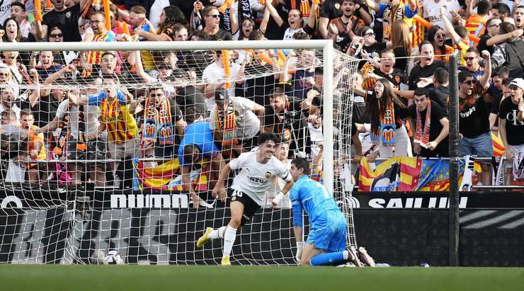 Diego Lopez (Valencia) ghi bàn! Diego Lopez (Valencia) được kiến tạo bởi Justin Kluivert và anh ấy đã cho thấy sự bình tĩnh tuyệt vời trong vòng cấm để sút vào góc phải phía dưới. 1:0.