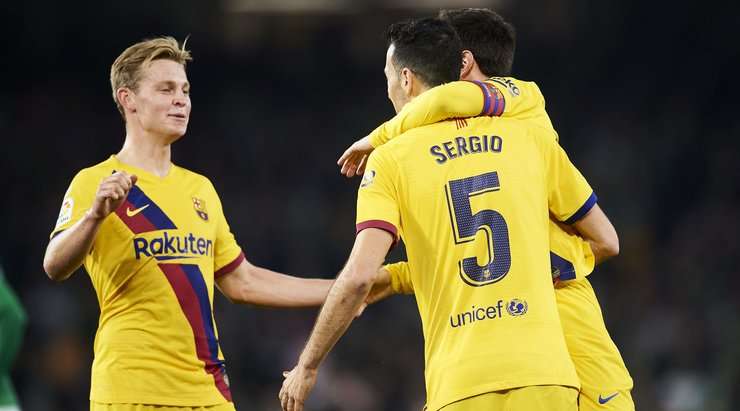 Sergio Busquets (Barcelona) ghi bàn! Anh khống chế bóng gọn gàng trong vòng 5m50 từ quả đá phạt và tung cú sút căng vào giữa khung thành.