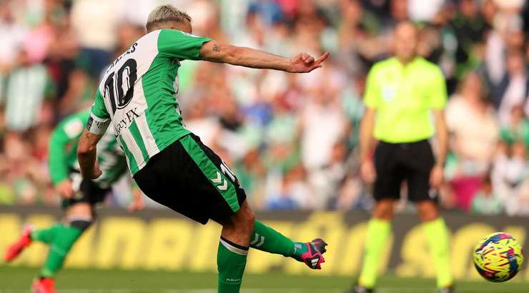 VÀO! Đó là một cú sút phạt đền hoàn hảo của Sergio Canales (Betis) về phía bên trái khung thành, không có một chút cơ hội nào cho thủ môn Jordi Masip để cản phá!