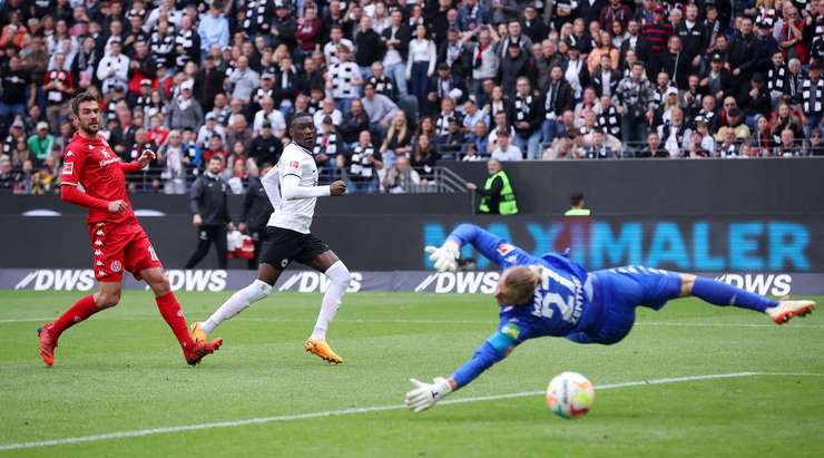 Randal Kolo Muani (Eintracht Frankfurt) có một pha đi bóng độc diễn tuyệt vời và dứt điểm từ trong vòng cấm, đánh bại thủ môn Robin Zentner với một cú sút vào góc phải khung thành. Tỉ số bây giờ là: 3:0.