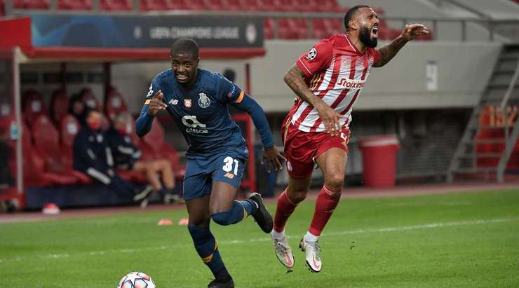 Một chiếc thẻ vàng xứng đáng. Cú tắc bóng của Nanu (FC Porto) là khá thô bạo và trọng tài Felix Brych đã không do dự rút ra một chiếc thẻ vàng cho anh ấy.