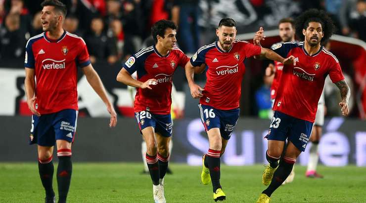 Một khoảnh khắc đẹp mắt! Moi Gomez (Osasuna) lấy bóng và tung một cú sút mạnh từ xa. Đó là một quyết định sáng suốt và pha dứt điểm vừa rồi đã đi thẳng vào góc cao bên trái khung thành. Thủ môn Stole Dimitrievski chỉ có thể lắc đầu trong tuyệt vọng! Tỉ số đã được nâng lên 2:1.