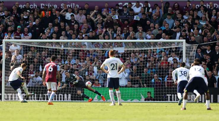 VÀO! Đó là một cú sút phạt đền hoàn hảo của Harry Kane (Tottenham) về phía bên phải khung thành, không có một chút cơ hội nào cho thủ môn Emiliano Martinez để cản phá!