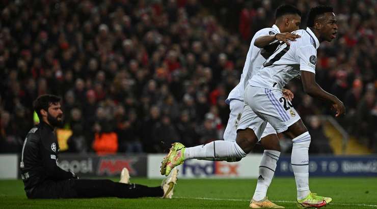 Vinicius Junior (Real Madrid) có rất nhiều khoảng trống sau khi đón một đường chuyền chính xác trong vòng cấm. Anh không do dự tung một cú sút tuyệt vời, đưa bóng vào góc thấp bên phải cầu môn.
