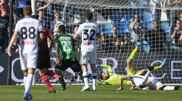 Vào! Hamed Junior Traore (Sassuolo) len lỏi qua các cầu thủ đối phương trước khi tung một cú sút tuyệt diệu từ rìa vòng cấm vào góc thấp bên trái mành lưới. Thủ môn Marco Sportiello đã không có cơ hội nào để chạm vào quả bóng. Tỉ số là 2:0.