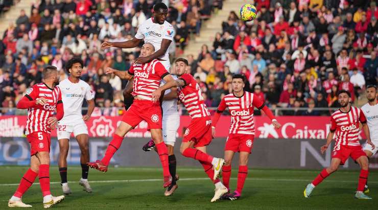 VÀO! Ivan Rakitic cứa bóng từ vị trí đá phạt vào vòng cấm và Tanguy Nianzou (Sevilla) thoát khỏi người theo kèm để tung một cú đánh đầu xuất sắc, đánh bại thủ môn Paulo Gazzaniga và đưa bóng vào góc phải mành lưới. Tỉ số là 0:1.