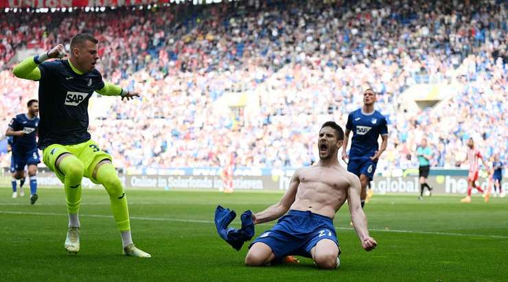 Vào! Munas Dabbur rê bóng vượt qua cả thủ môn và chuyền bóng một cách rất đồng đội cho Andrej Kramaric (Hoffenheim), cầu thủ này dễ dàng đệm bóng vào lưới trống. 3:1.