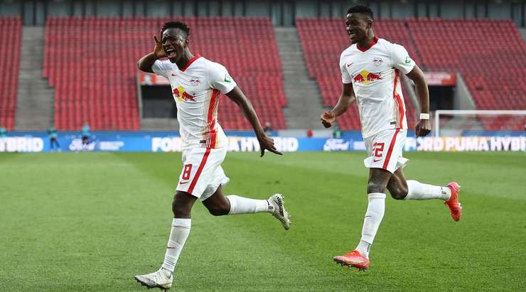 Vào! Amadou Haidara (RB Leipzig) nhận đường chuyền từ đồng đội và anh không hề do dự tung một cú sút không thể cản phá vào sát phía trong cột dọc bên phải.