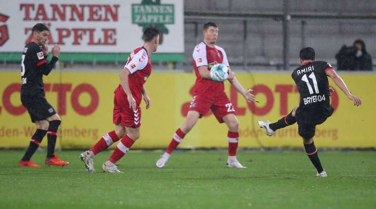 Nadiem Amiri (Bayer Leverkusen) nhận đường chuyền từ đồng đội và anh không hề do dự tung một cú sút không thể cản phá vào góc cao bên trái khung thành.