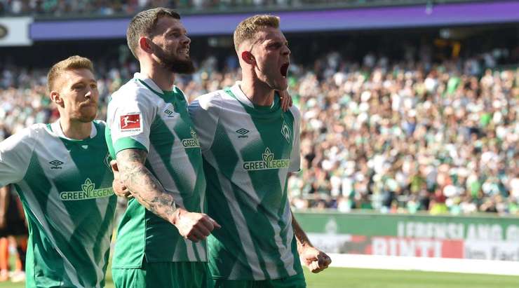 Vào! Một đường bóng bật ra đã sửa lưng tất cả mọi người, ngoại trừ Oliver Burke (Werder Bremen), anh chớp lấy thời cơ và sút bóng tung lưới khung thành bỏ trống. 2:2.