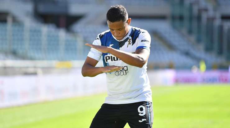 Vào! Luis Muriel (Atalanta) ghi bàn với một cú sút tuyệt vời vào góc trái phía dưới sau khi được giải thoát trong vòng cấm bởi một đường chuyền bổng xuất sắc từ Alejandro Gomez. Tỉ số bây giờ là 1:2.