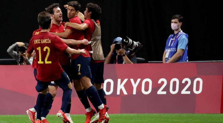 Vào! Một đường lob bóng của Marco Asensio mở ra cơ hội cho Mikel Oyarzabal (Tây Ban Nha) và anh dễ dàng đánh bại thủ môn bằng một có đánh đầu cận thành vào góc thấp bên trái. Tỉ số là 0:1.