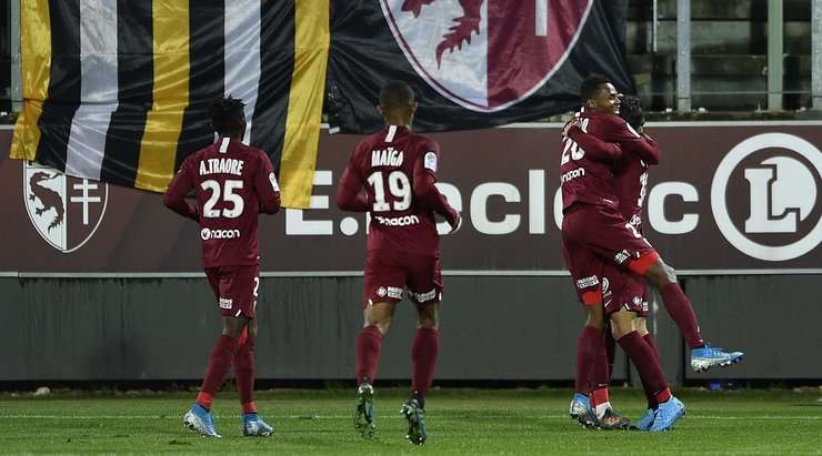 Vào! Fabien Centonze thực hiện một quả tạt vào vòng cấm và kiến tạo thành công cho Opa Nguette (Metz), người đã đón bóng và dứt điểm gọn gàng vào sát phía trong cột dọc bên phải. Tỉ số đã được nâng lên 1:0.