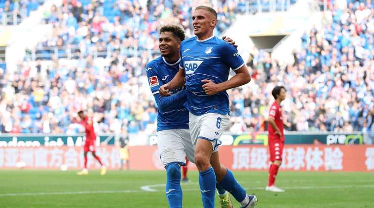 Grischa Promel (Hoffenheim) có rất nhiều khoảng trống sau khi đón một đường chuyền chính xác trong vòng cấm. Anh không do dự tung một cú sút tuyệt vời, đưa bóng vào góc thấp bên trái cầu môn.